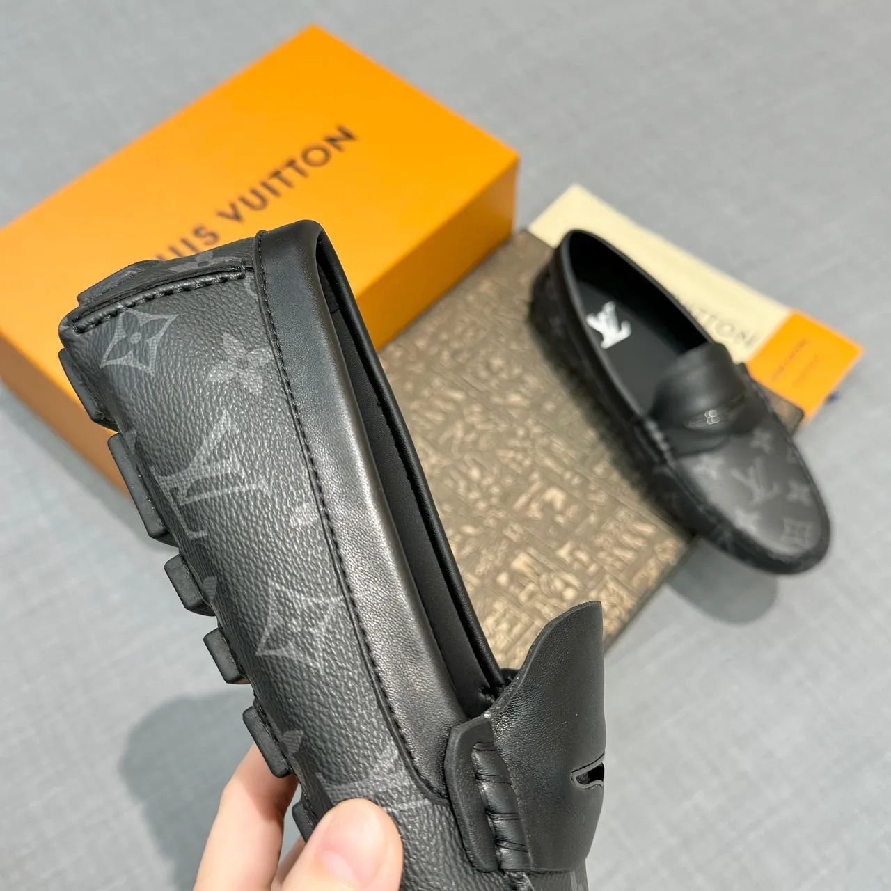Louis Vuitton mocassin noir gris monogramme toile finitions cuir mocassin 3