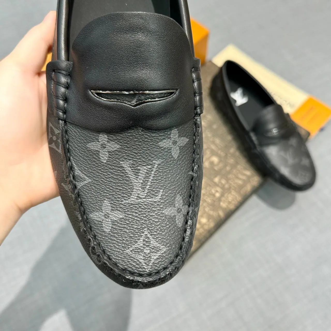 Louis Vuitton mocassin noir gris monogramme toile finitions cuir mocassin 4