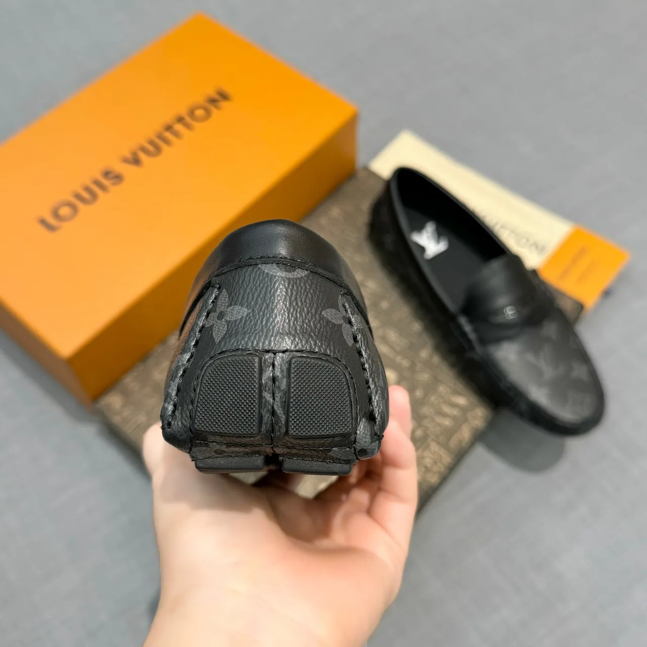 Louis Vuitton mocassin noir gris monogramme toile finitions cuir mocassin 5