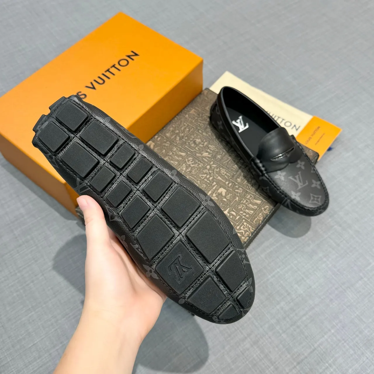 Louis Vuitton mocassin noir gris monogramme toile finitions cuir mocassin 6