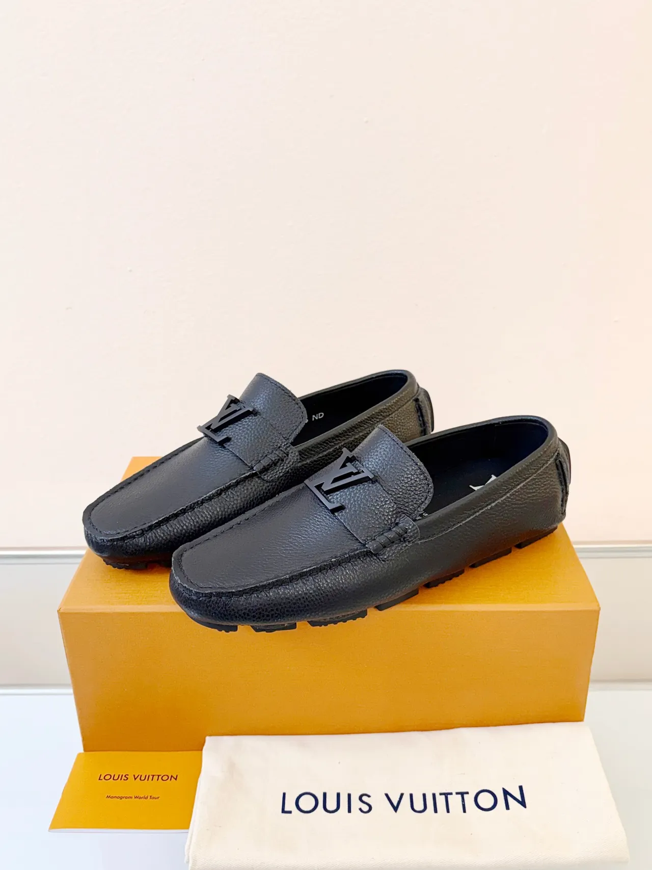 Louis Vuitton mocasín Negro cuero granulado LV hebilla Twist-Lock mocasín 2
