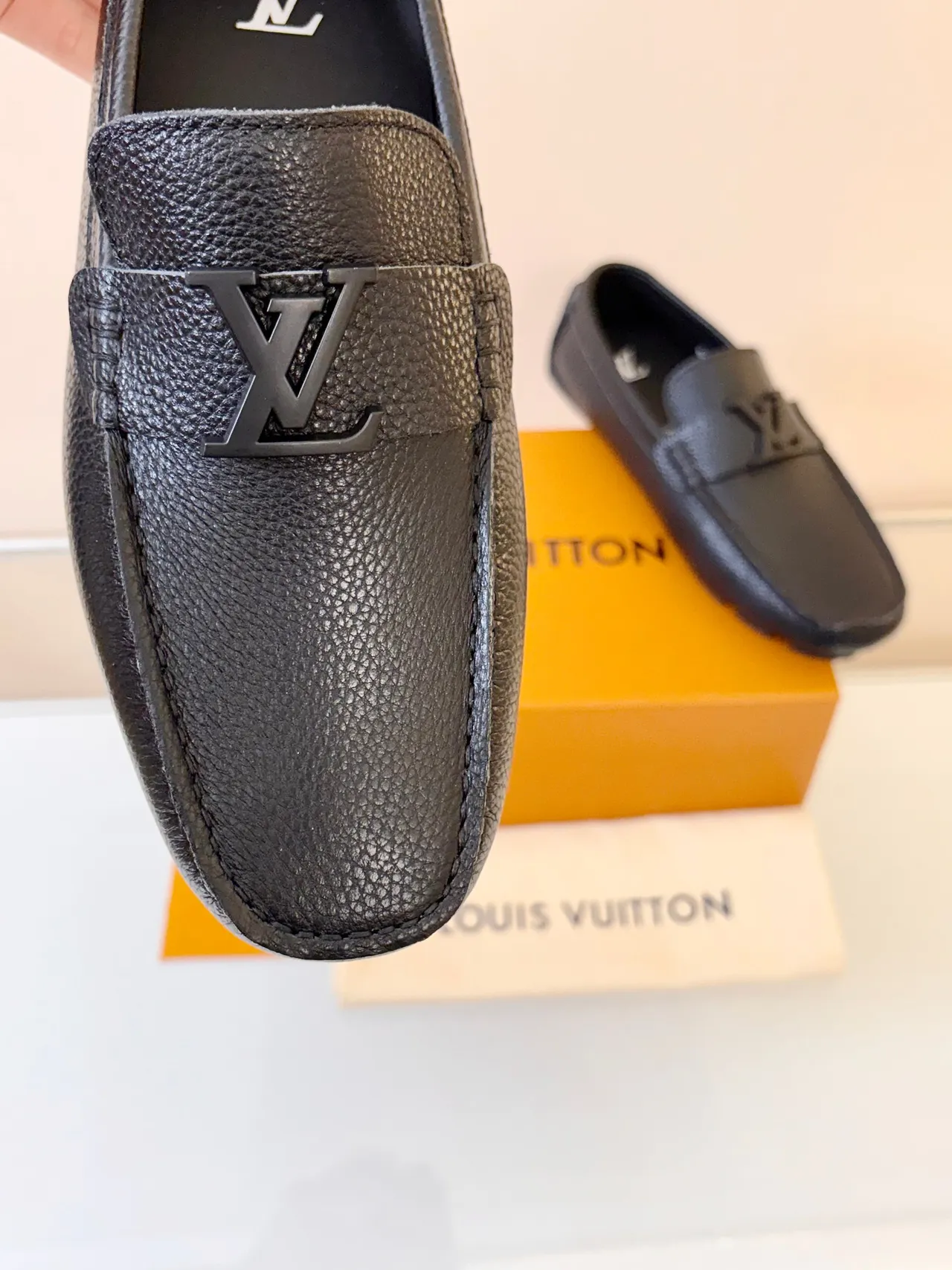 Louis Vuitton mocasín Negro cuero granulado LV hebilla Twist-Lock mocasín 3