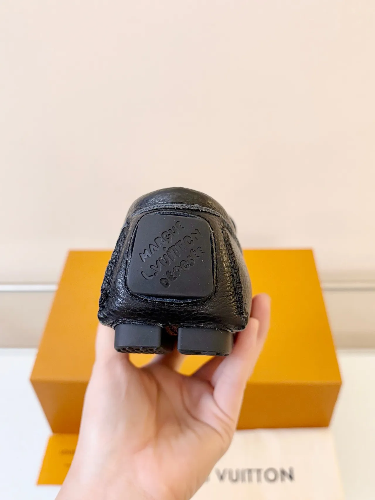 Louis Vuitton mocasín Negro cuero granulado LV hebilla Twist-Lock mocasín 4