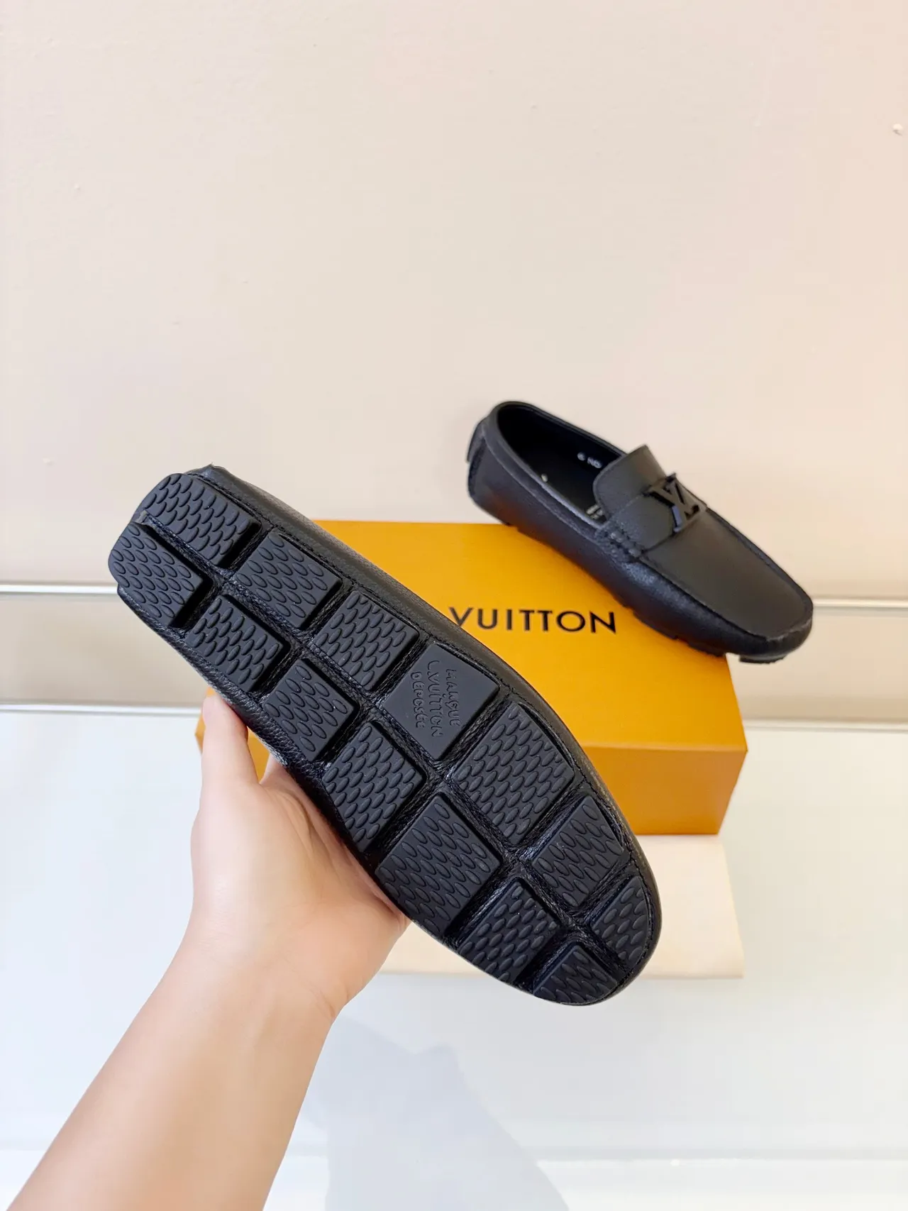 Louis Vuitton mocasín Negro cuero granulado LV hebilla Twist-Lock mocasín 5