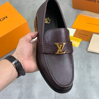 Louis Vuitton مكاسين بني جلد مقشر بكل ذهبي مكاسين