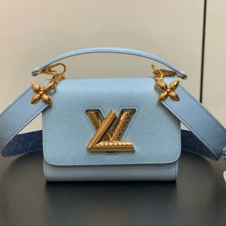 Louis Vuitton Locky BB Bleu Clair Cuir Epi Sac Structuré à Rabat