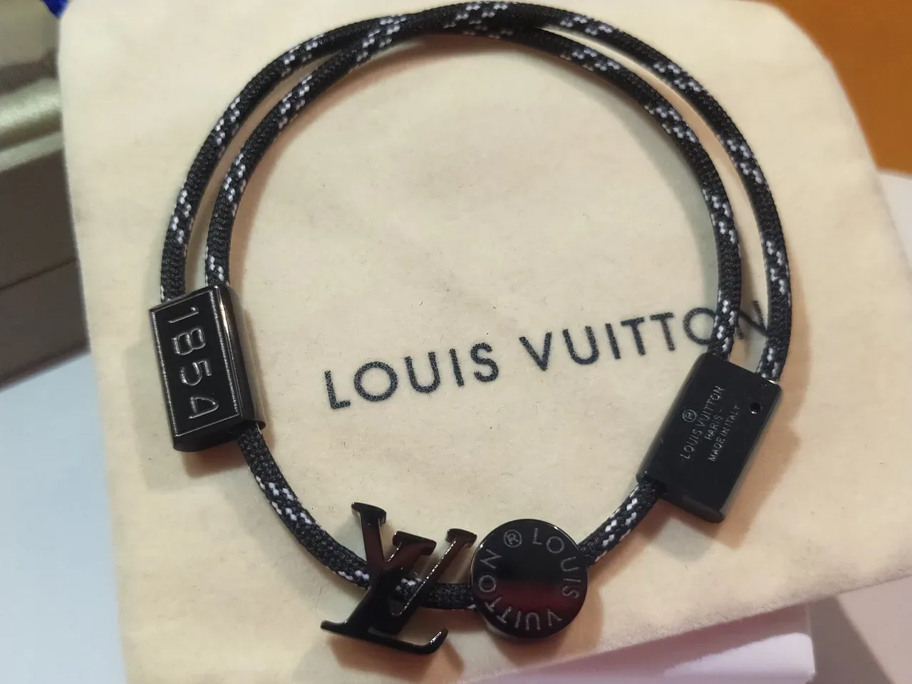 Bracelete Louis Vuitton LV Circle Preto e Branco Corda Trançada Ouro Rosa 4
