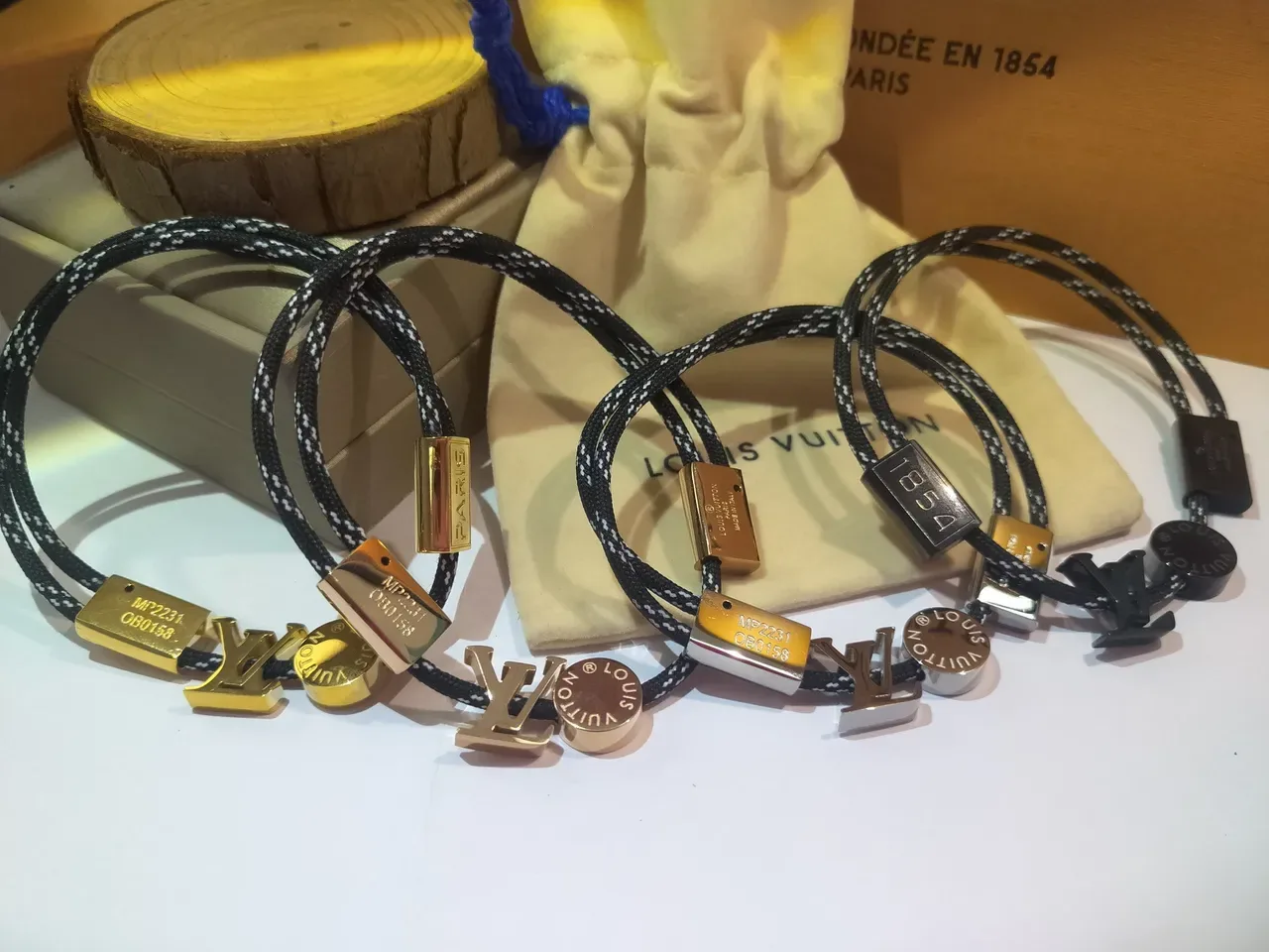 Bracelete Louis Vuitton LV Circle Preto e Branco Corda Trançada Ouro Rosa 6