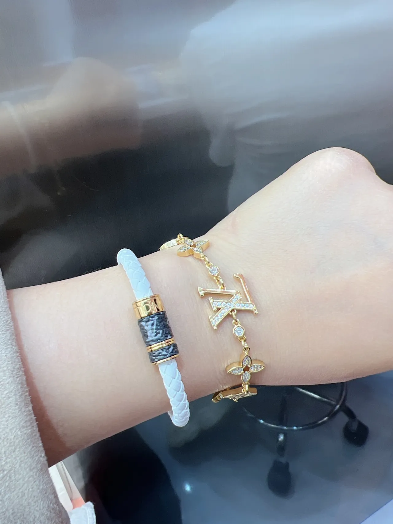 Louis Vuitton LV Flower Pavé-Crystal Gold-Tone Bracelet 3