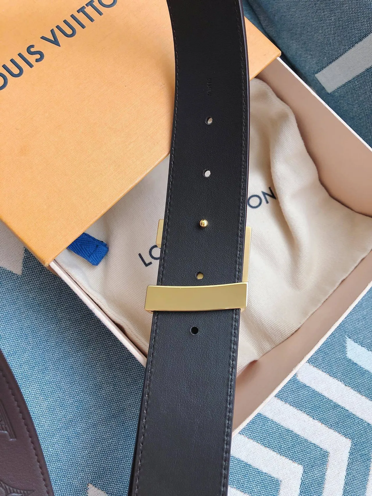 Louis Vuitton LV Initiales Marron Doré Monogramme Embossé Boucle Ceinture en Cuir 5