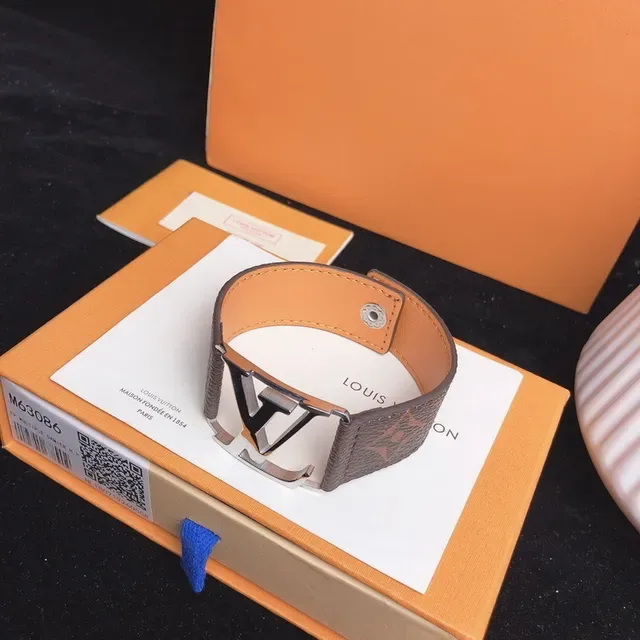Louis Vuitton LV Initiales Bracelete de couro marrom 4