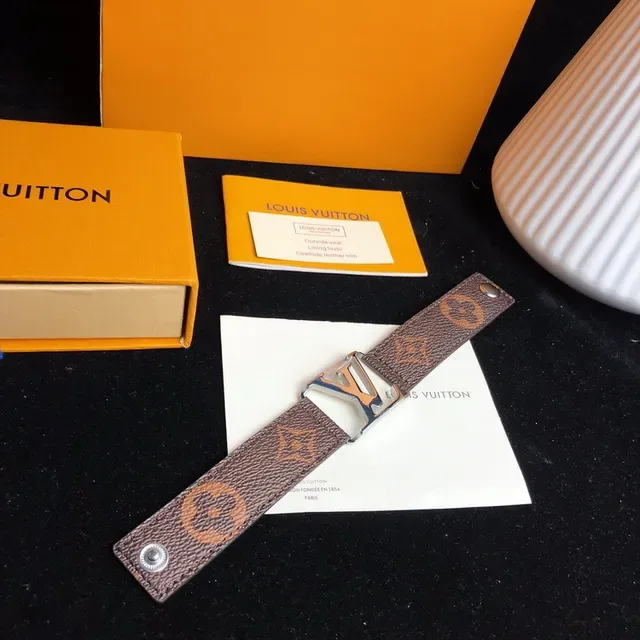 Louis Vuitton LV Initiales Bracelete de couro marrom 5
