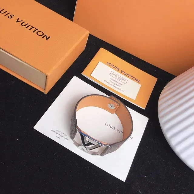 Louis Vuitton LV Initiales Bracelete de couro marrom 7