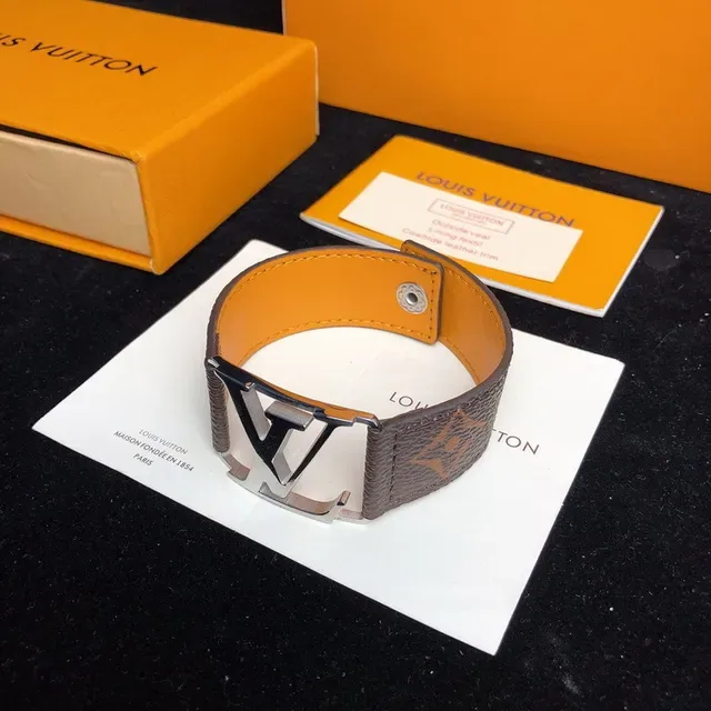 Louis Vuitton LV Initiales Bracelete de couro marrom 8