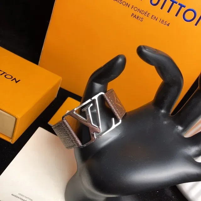 Louis Vuitton LV Initiales Bracelete de couro marrom 9