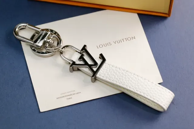 Louis Vuitton LV Monogram काला सफेद चमड़े की पट्टी धातु का चर्म फोन केस 3