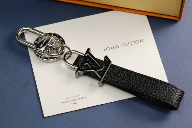 Louis Vuitton LV Monogram काला सफेद चमड़े की पट्टी धातु का चर्म फोन केस 4