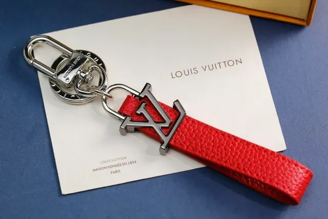 Louis Vuitton LV Monogram काला सफेद चमड़े की पट्टी धातु का चर्म फोन केस 5
