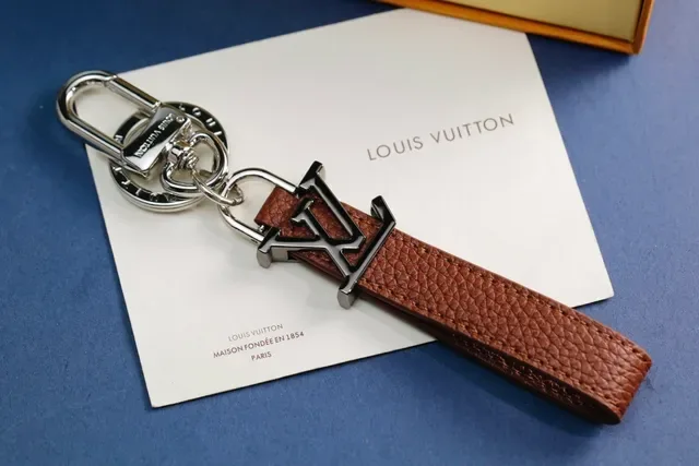 Louis Vuitton LV Monogram काला सफेद चमड़े की पट्टी धातु का चर्म फोन केस 6