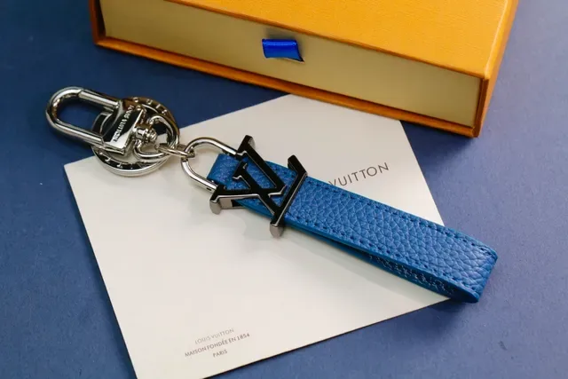 Louis Vuitton LV Monogram काला सफेद चमड़े की पट्टी धातु का चर्म फोन केस 7