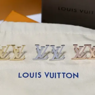 Louis Vuitton LV Monogram Logo Stud brincos