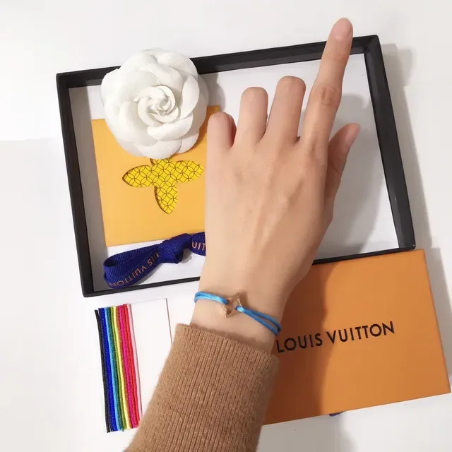Louis Vuitton LV বর্গাকার লাল সোনালি নটড কর্ড ধাতব চার্ম ব্রেসলেট 2