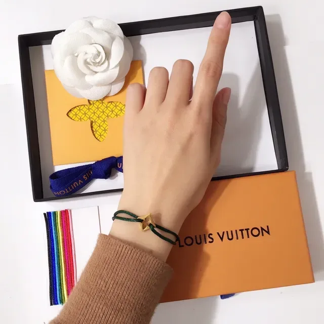 Louis Vuitton LV বর্গাকার লাল সোনালি নটড কর্ড ধাতব চার্ম ব্রেসলেট 3