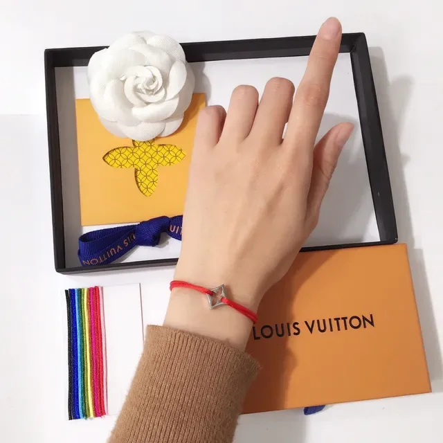 Louis Vuitton LV বর্গাকার লাল সোনালি নটড কর্ড ধাতব চার্ম ব্রেসলেট 5