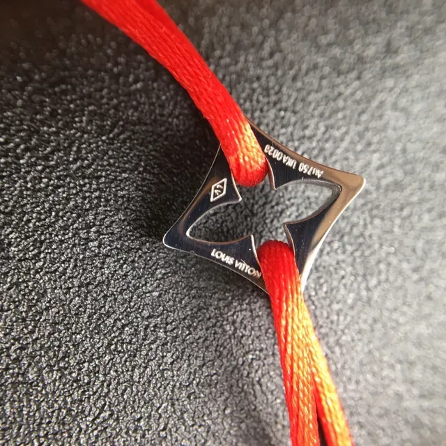 Louis Vuitton LV বর্গাকার লাল সোনালি নটড কর্ড ধাতব চার্ম ব্রেসলেট 6