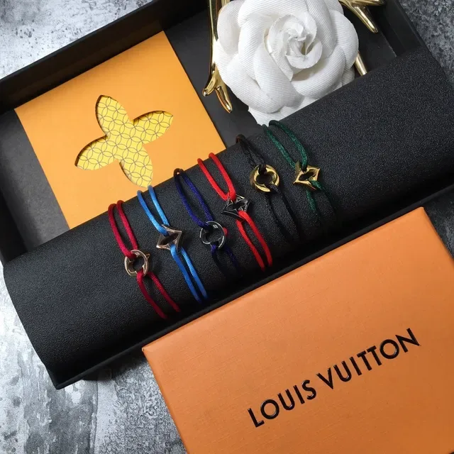 Louis Vuitton LV বর্গাকার লাল সোনালি নটড কর্ড ধাতব চার্ম ব্রেসলেট 7