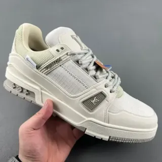 लुई विटन LV Trainer बेज ग्रे चंकी स्नीकरज़ स्कल्प्टेड सोल लेयरड टेक्स्टाइल एंड सिंथेटिक अपर के साथ