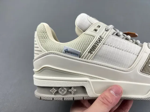 Louis Vuitton LV Trainer Tênis Beige Gray Chunky com sol esculpido e upper de têxtil layered e sintético 2