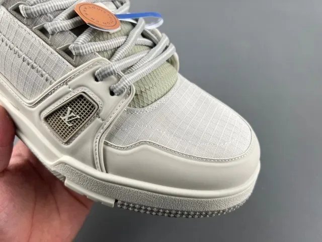 Louis Vuitton LV Trainer Tênis Beige Gray Chunky com sol esculpido e upper de têxtil layered e sintético 3