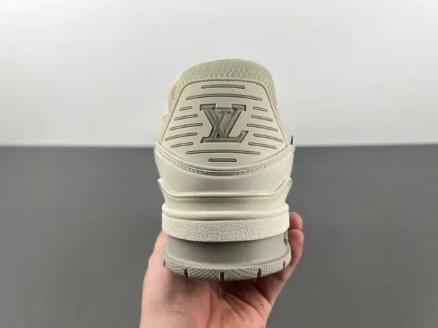 Louis Vuitton LV Trainer Tênis Beige Gray Chunky com sol esculpido e upper de têxtil layered e sintético 4