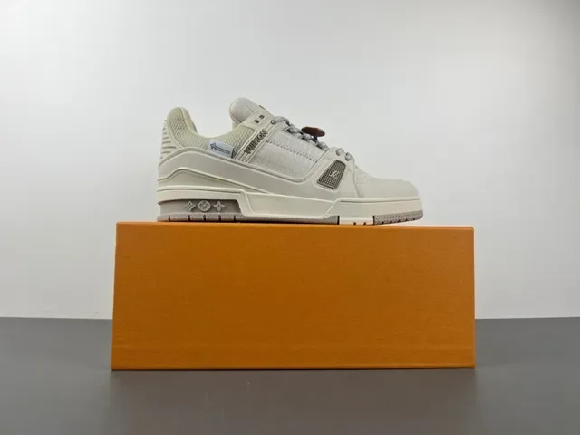 Louis Vuitton LV Trainer Tênis Beige Gray Chunky com sol esculpido e upper de têxtil layered e sintético 14