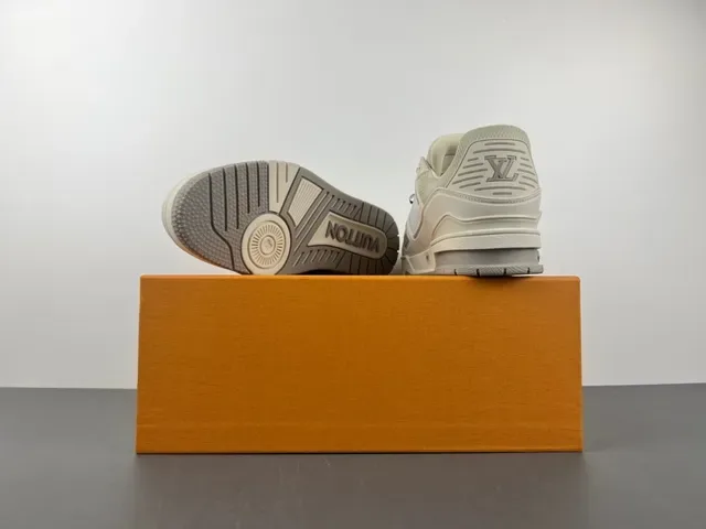 Louis Vuitton LV Trainer Tênis Beige Gray Chunky com sol esculpido e upper de têxtil layered e sintético 15
