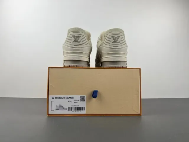 Louis Vuitton LV Trainer Tênis Beige Gray Chunky com sol esculpido e upper de têxtil layered e sintético 16