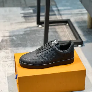 Louis Vuitton LV Trainer tênis pretos de couro com monograma embossado low-top lifestyle sneakers