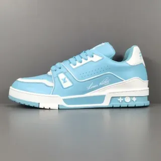 Louis Vuitton LV Trainer Zapatillas Lifestyle Azules y Blancas Cuero Layered Correa Asimétrica Detalle