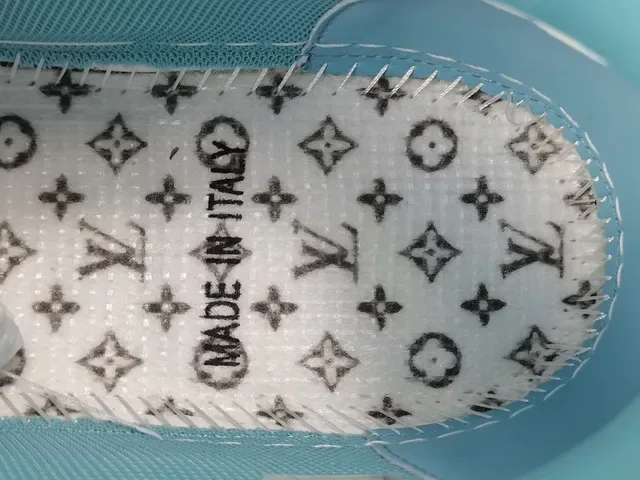 Louis Vuitton LV Trainer Tênis Lifestyle Azul e Branco Camada Couro Superior Detalhe Tirante Assimétrico 2