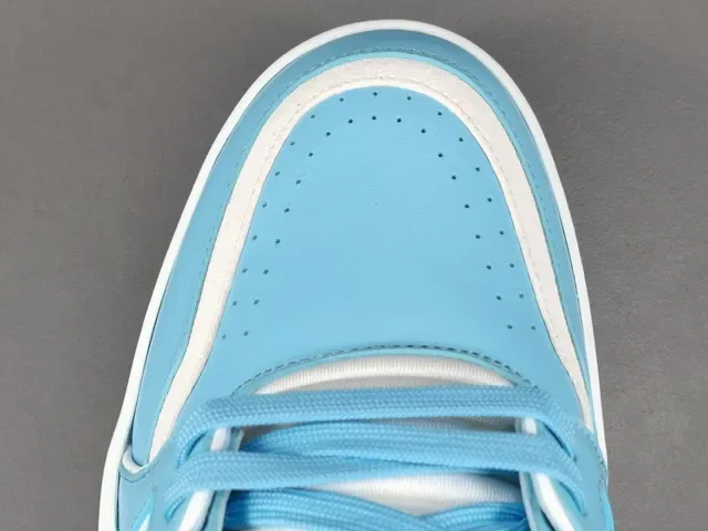 Louis Vuitton LV Trainer Tênis Lifestyle Azul e Branco Camada Couro Superior Detalhe Tirante Assimétrico 3