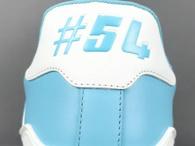 Louis Vuitton LV Trainer Tênis Lifestyle Azul e Branco Camada Couro Superior Detalhe Tirante Assimétrico 4