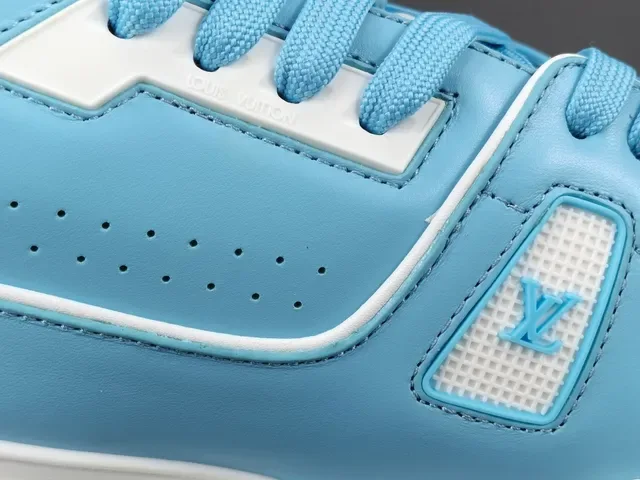 Louis Vuitton LV Trainer Tênis Lifestyle Azul e Branco Camada Couro Superior Detalhe Tirante Assimétrico 5