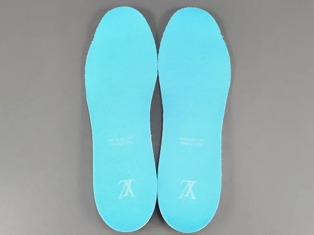 Louis Vuitton LV Trainer Tênis Lifestyle Azul e Branco Camada Couro Superior Detalhe Tirante Assimétrico 6