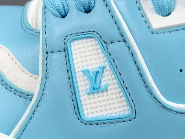 Louis Vuitton LV Trainer Tênis Lifestyle Azul e Branco Camada Couro Superior Detalhe Tirante Assimétrico 7