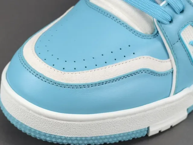 Louis Vuitton LV Trainer Tênis Lifestyle Azul e Branco Camada Couro Superior Detalhe Tirante Assimétrico 8