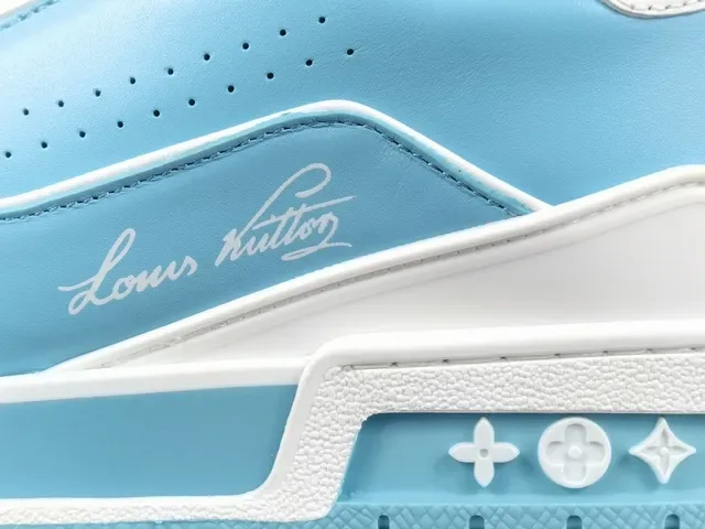 Louis Vuitton LV Trainer Tênis Lifestyle Azul e Branco Camada Couro Superior Detalhe Tirante Assimétrico 9