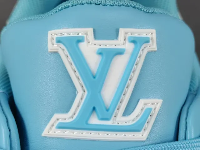 Louis Vuitton LV Trainer Tênis Lifestyle Azul e Branco Camada Couro Superior Detalhe Tirante Assimétrico 10