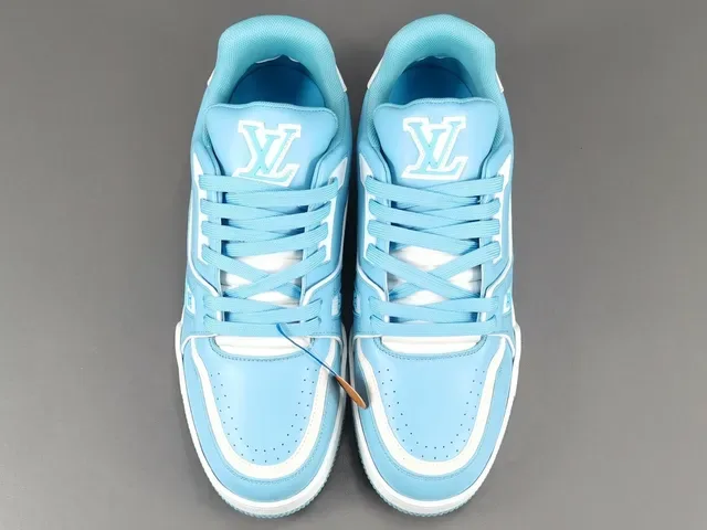 Louis Vuitton LV Trainer Tênis Lifestyle Azul e Branco Camada Couro Superior Detalhe Tirante Assimétrico 11