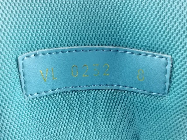 Louis Vuitton LV Trainer Tênis Lifestyle Azul e Branco Camada Couro Superior Detalhe Tirante Assimétrico 12